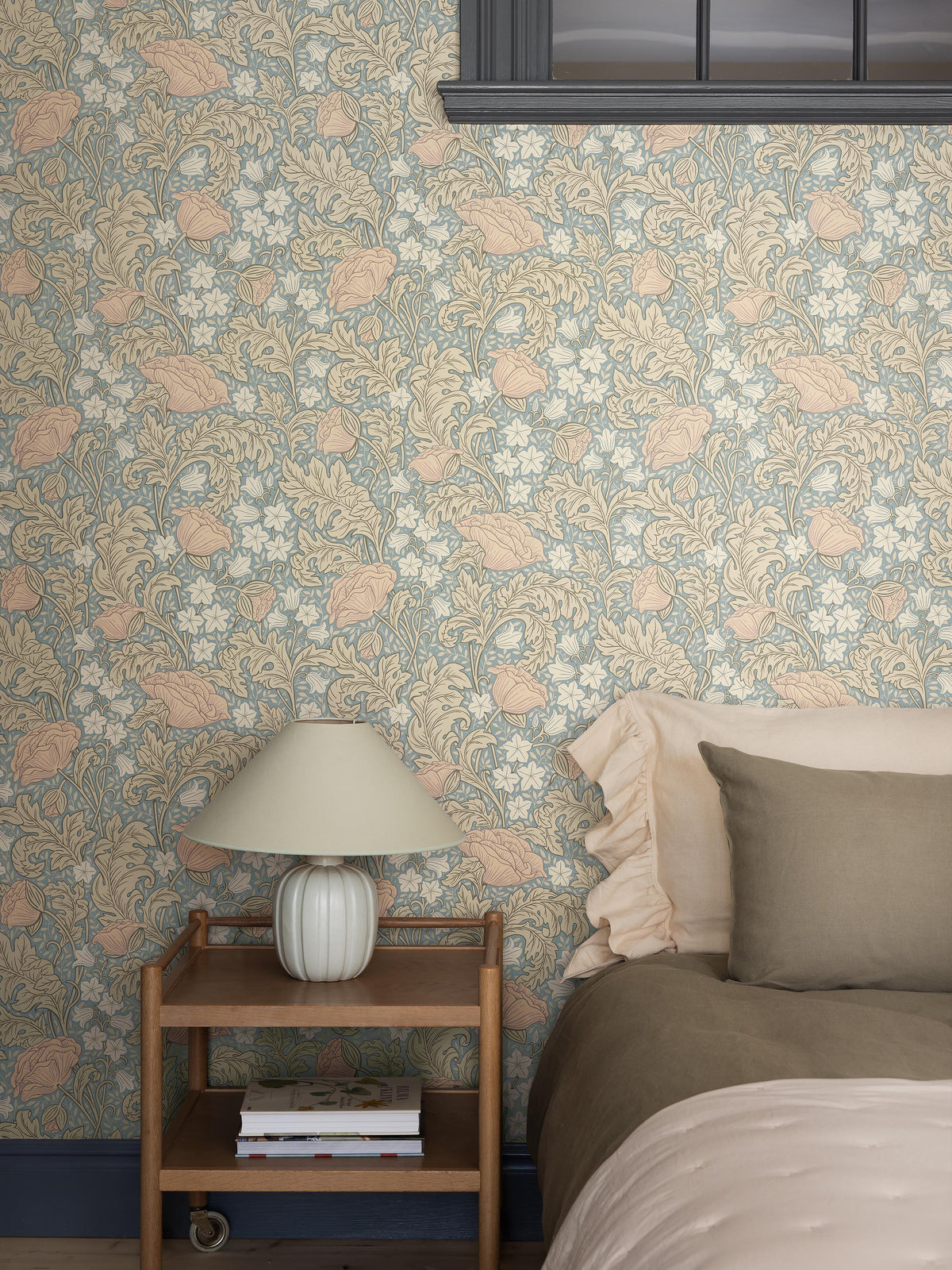 The large-floral wallpaper Blomdansen is adorned with pale bluebells and magnificent peony poppies – featuring not only lush blooms but also truly extraordinary foliage.
