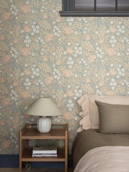 The large-floral wallpaper Blomdansen is adorned with pale bluebells and magnificent peony poppies – featuring not only lush blooms but also truly extraordinary foliage.