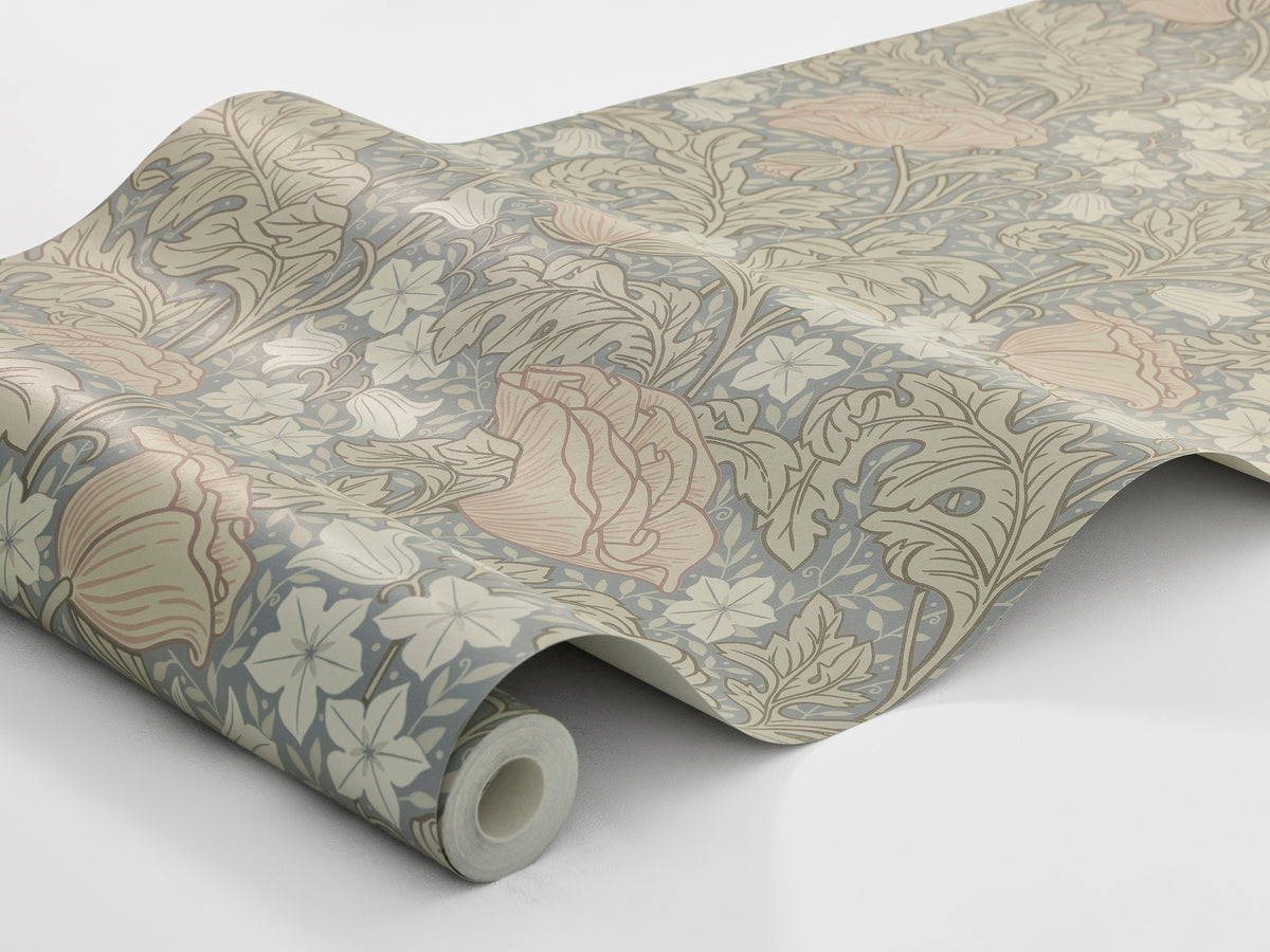 The large-floral wallpaper Blomdansen is adorned with pale bluebells and magnificent peony poppies – featuring not only lush blooms but also truly extraordinary foliage.