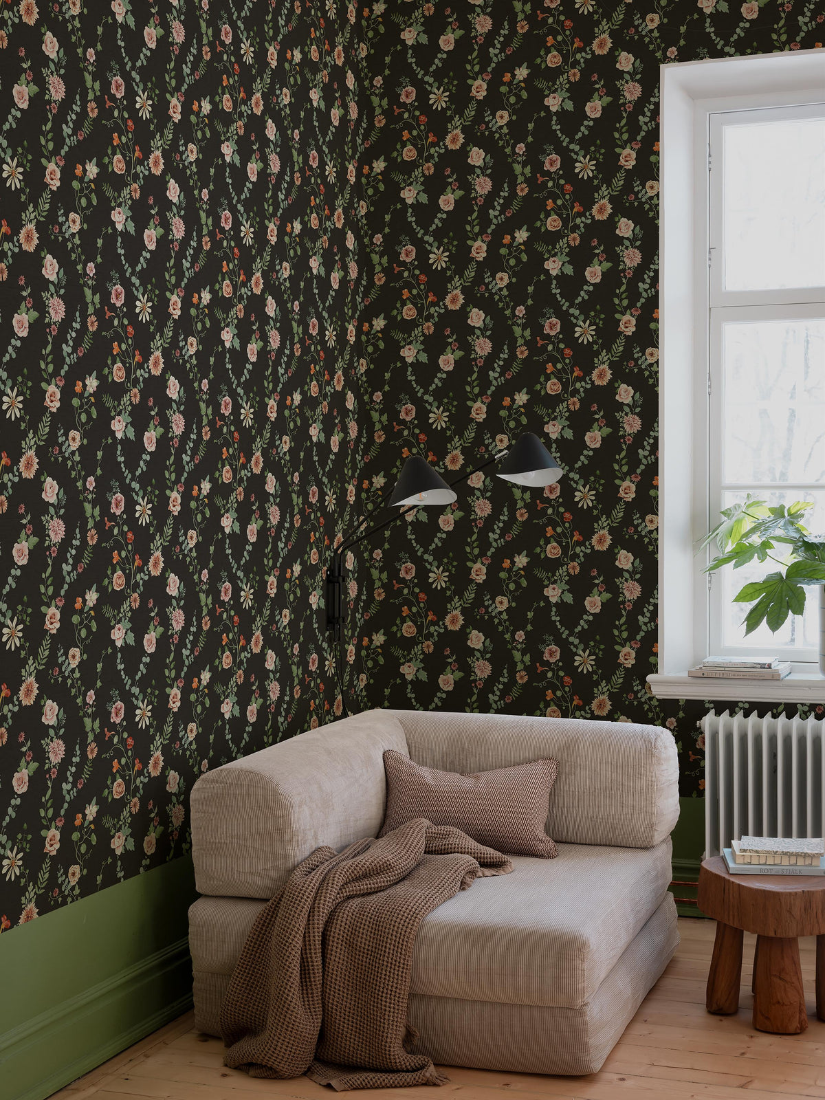Against the black Floral wallpaper, Bouquet Flowers unfurls a romantic pattern of mixed blooms: among leafy trails of ivy and eucalyptus, you’ll see nasturtiums, astrantia, roses, dahlias and other flowers in muted tones of Pink, apricot, Orange, red and yellow.