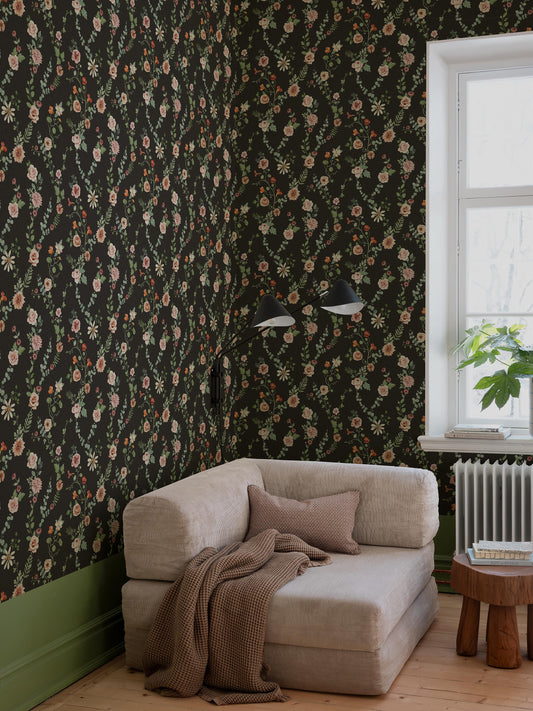 Against the black Floral wallpaper, Bouquet Flowers unfurls a romantic pattern of mixed blooms: among leafy trails of ivy and eucalyptus, you’ll see nasturtiums, astrantia, roses, dahlias and other flowers in muted tones of Pink, apricot, Orange, red and yellow.