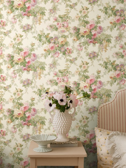 Lavish bouquets of densely petalled roses and winding bindweed adorn the Floral vintage wallpaper Sweet Dream Rose. 