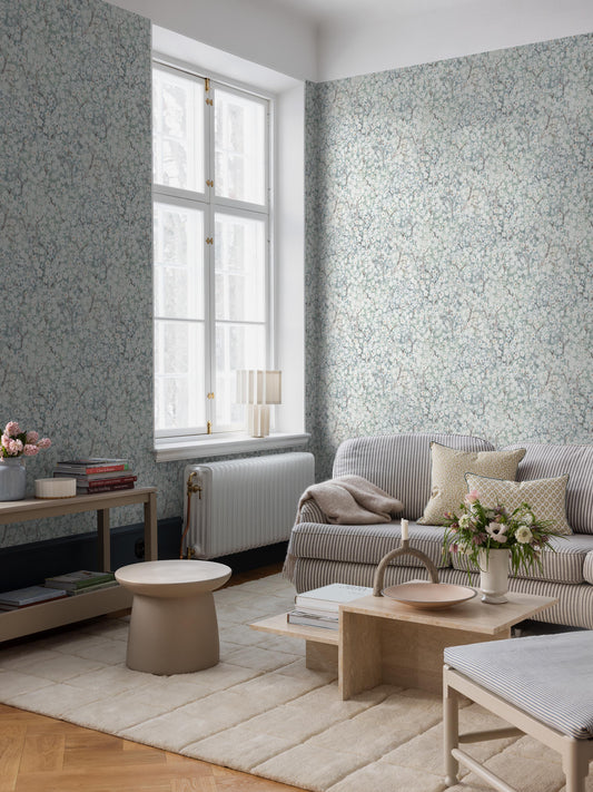 The Floral wallpaper Hanami evokes spring, when the fruit trees are in full bloom – fluffy clouds surrounded by buzzing bees and the sweet, fleeting scent of blossoms.