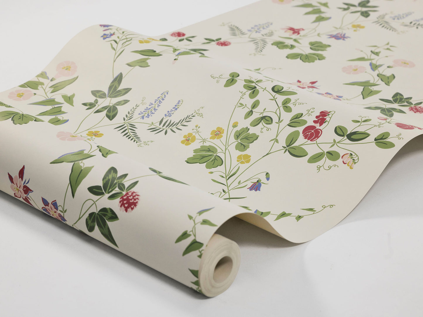 Vibrant colors on a soft creamy white background – Midsummer Eve is a wallpaper inspired by the blooming meadows of Midsummer.