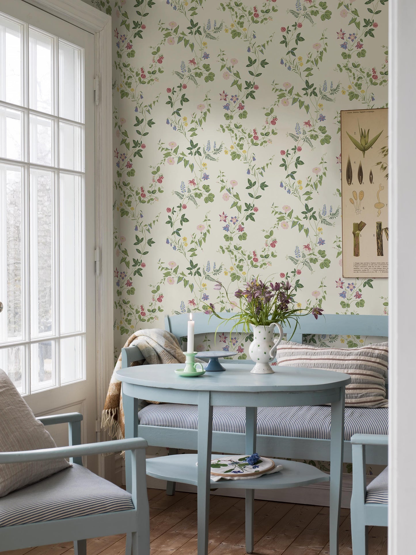 Vibrant colors on a soft creamy white background – Midsummer Eve is a wallpaper inspired by the blooming meadows of Midsummer.