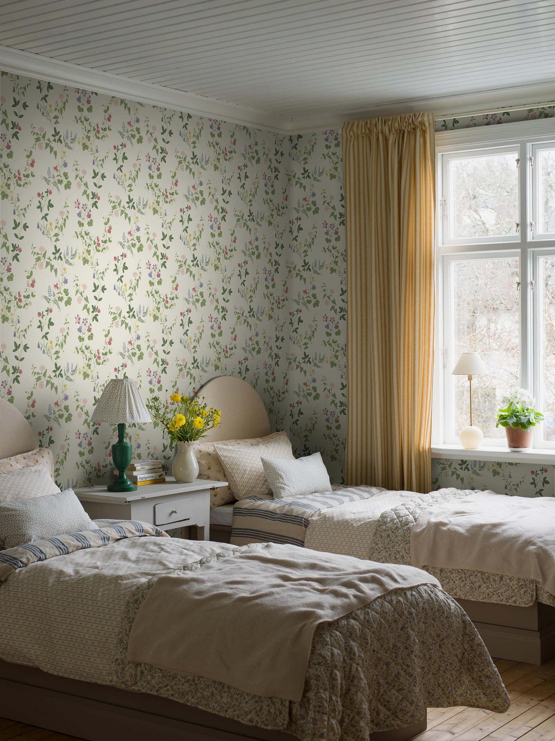 Vibrant colors on a soft creamy white background – Midsummer Eve is a wallpaper inspired by the blooming meadows of Midsummer.