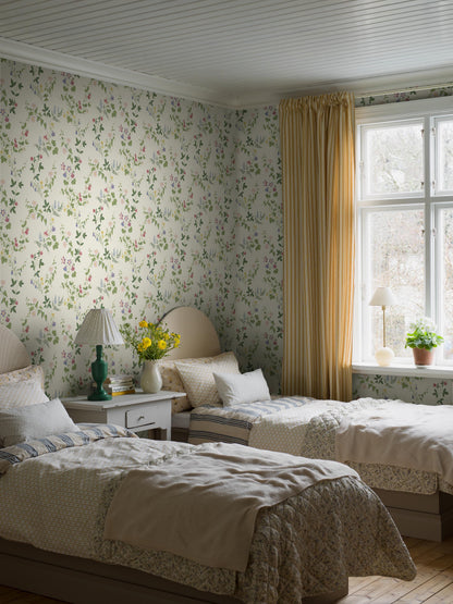Vibrant colors on a soft creamy white background – Midsummer Eve is a wallpaper inspired by the blooming meadows of Midsummer.