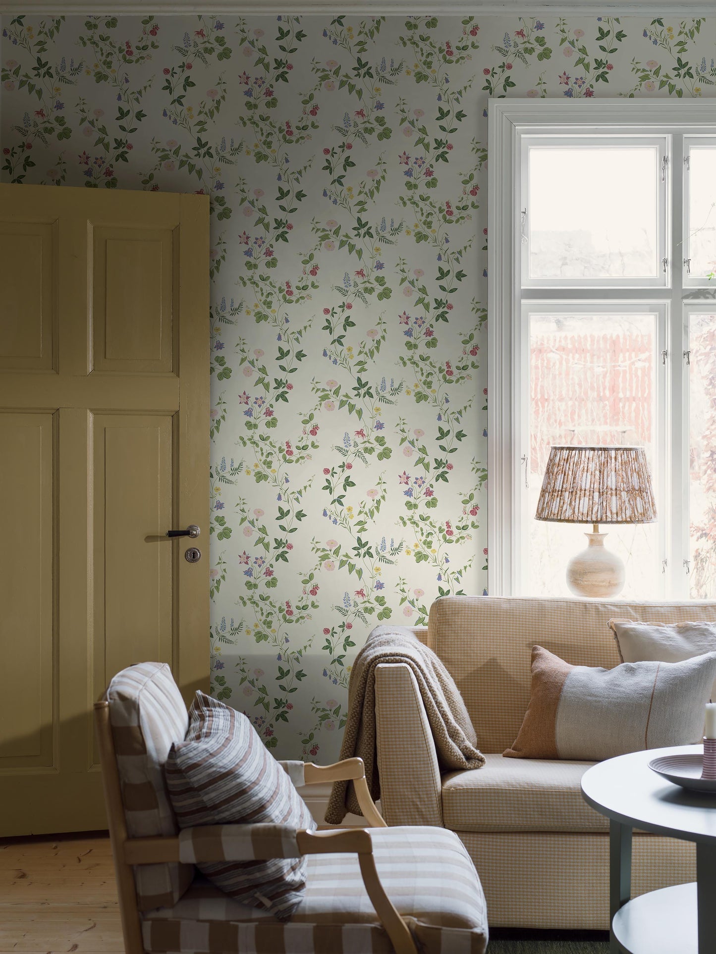Vibrant colors on a soft creamy white background – Midsummer Eve is a wallpaper inspired by the blooming meadows of Midsummer.