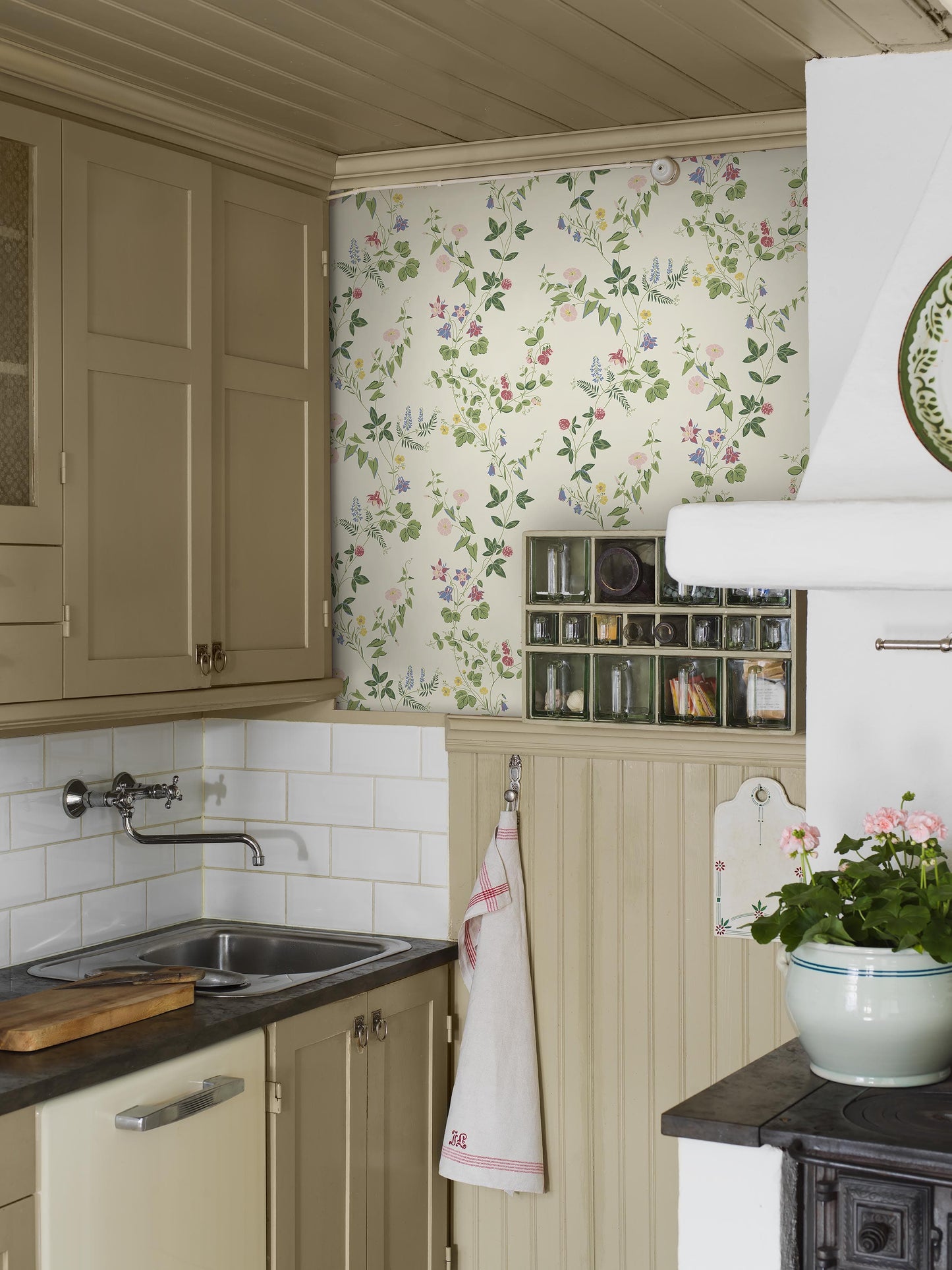 Vibrant colors on a soft creamy white background – Midsummer Eve is a wallpaper inspired by the blooming meadows of Midsummer.