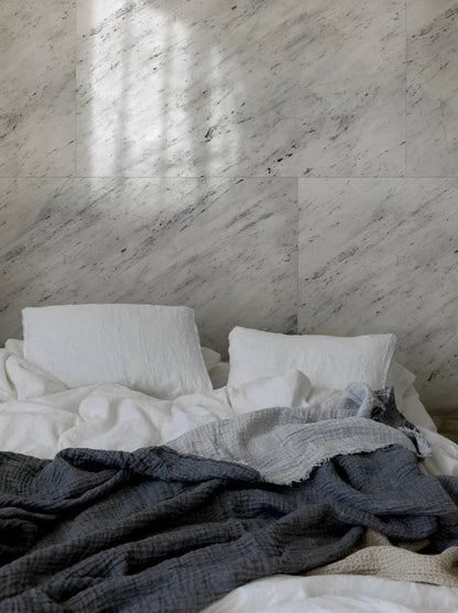 We have selected the finest marble plates we could find, and the result is this beautiful marble wallpaper.
