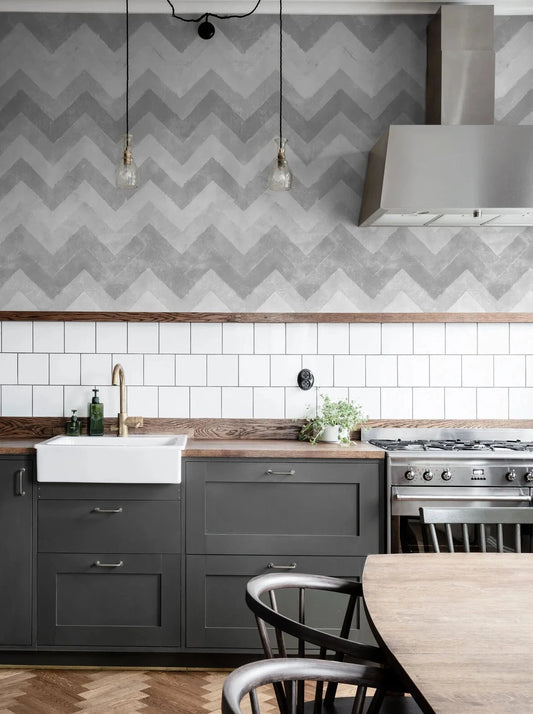 Within its zigzags, chevrons and cool grey color palette, this wallpaper harmonizes Nordic and African influences