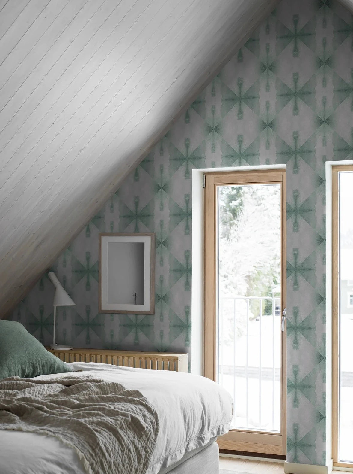 Wallpaper Shibori has a geometric pattern based on folded paper that is then softly colored – in this case in soft Tea Green.