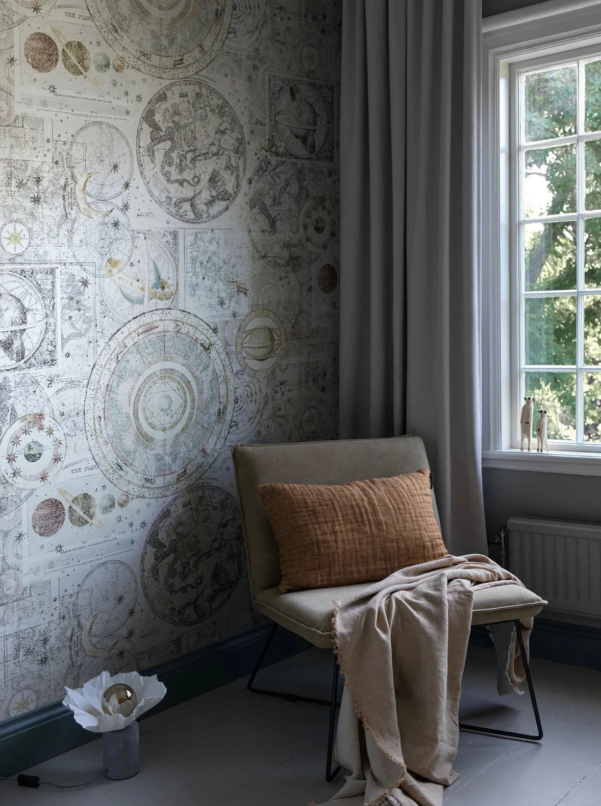 This immersive wallpaper comes with a lovely vintage feel