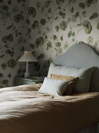 My Feldt's floral wallpaper, Grönska, is covered with green, winding nasturtium. 