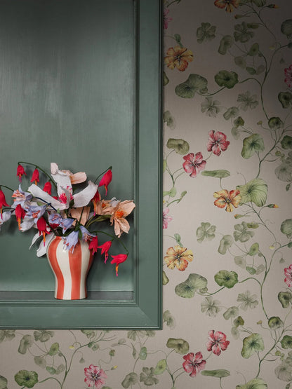 On the floral wallpaper Trädgårdskrasse, nasturtium climbs in a joyful, vibrant pattern, hand-painted by My Feldt. 