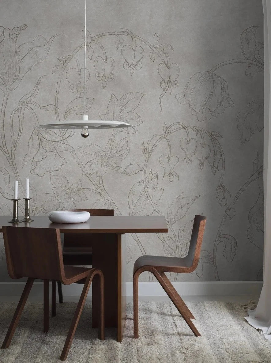 The light gray-beige wallpaper Burning Heart is adorned with delicate bleeding hearts and bellflowers on a discreetly marbled background. 