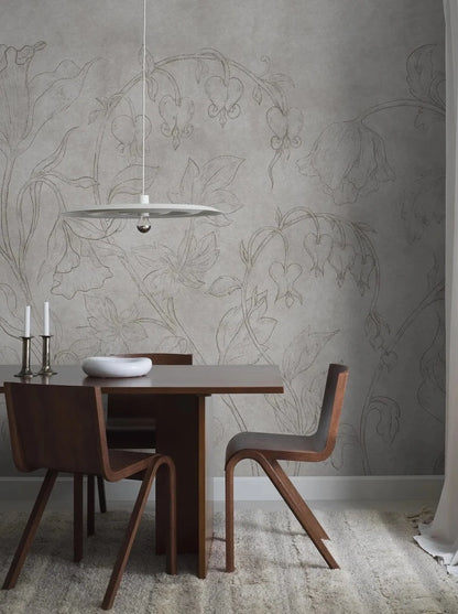 The light gray-beige wallpaper Burning Heart is adorned with delicate bleeding hearts and bellflowers on a discreetly marbled background. 
