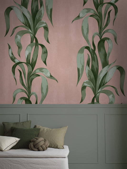 On the Agave wallpaper, bold, beautifully patterned leaves reach up toward the ceiling – like stripes in motion. 