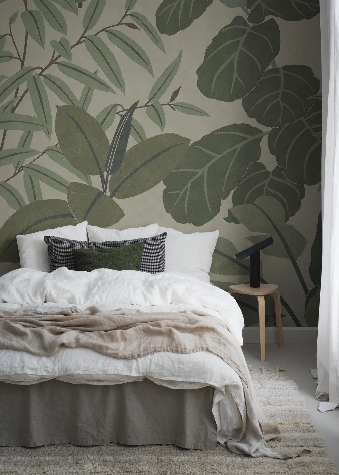 This light, lush version of Grand Leaves mural wallpaper fills the entire wall with fresh green vibrancy. 