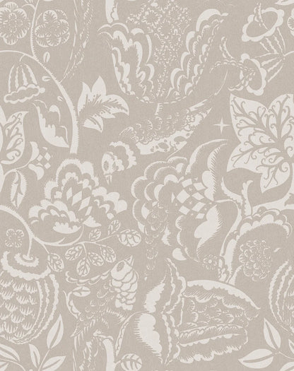 Designed in around 1914 by Dagobert Peche, this Wundervogel wallpaper features paradisiacal plants and enchanting birds that create an intricate yet airy effect. 