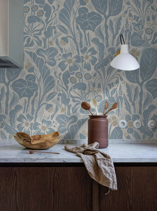 With the floral wallpaper Vårstället, designer Hanna Werning has created a calm, invigorating space for relaxation. 
