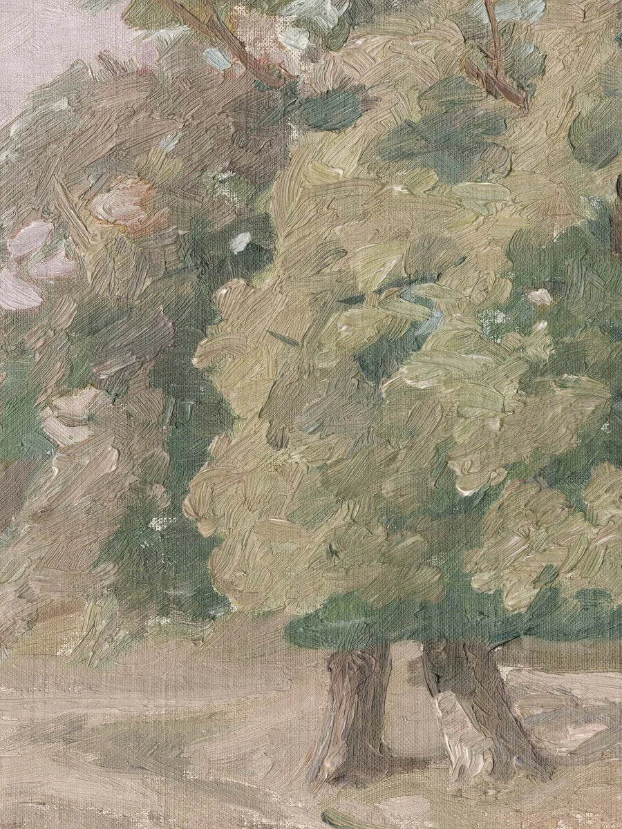 Like a large oil painting, the Hedgerow Landscape wallpaper stretches across the wall – an open landscape with softly shaped trees in hazy evening light.