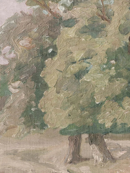 Like a large oil painting, the Hedgerow Landscape wallpaper stretches across the wall – an open landscape with softly shaped trees in hazy evening light.