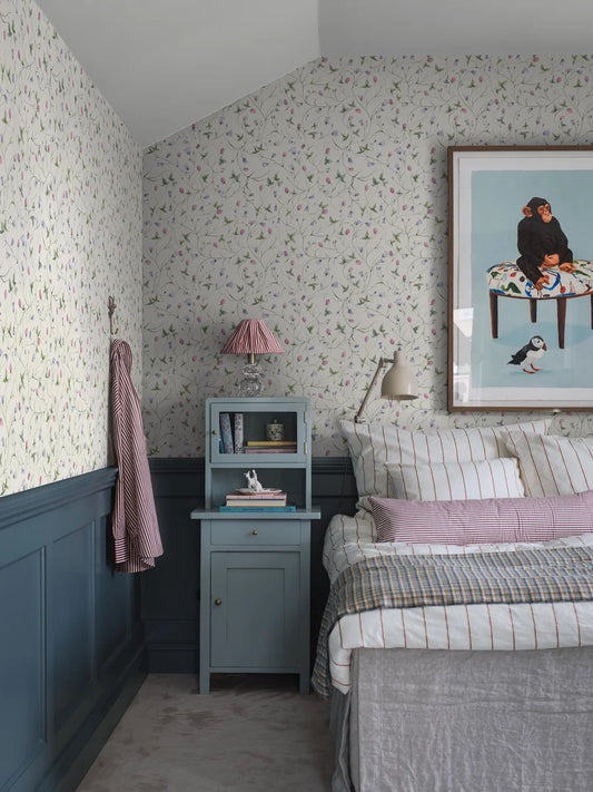 The wallpaper is blue with soft violet shifts and pink with hints of green, on a light grey background with a linen-like texture.