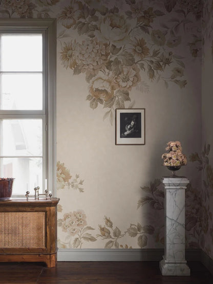 Hortensia Grand is a magnificent mural wallpaper where hydrangea, dahlia, and rose intertwine in a hand-painted pattern.