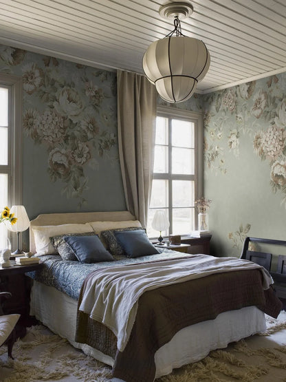 Hortensia Grand is a magnificent mural wallpaper where hydrangea, dahlia, and rose intertwine in a hand-painted pattern. 