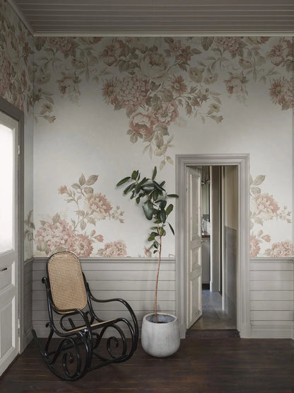 Hortensia Grand is a magnificent mural wallpaper where hydrangea, dahlia, and rose intertwine in a hand-painted pattern. 