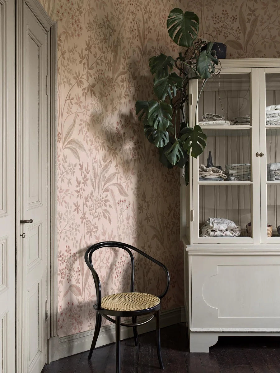 Nocturne Grand is a mural wallpaper featuring winding leaves, small flowers, and seed pods – a large-scale pattern softened by the chalk-like surface of the background. 