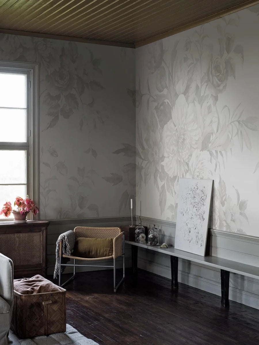 Experience the romantic, large-flowered Floral Charm wallpaper as a mural. 