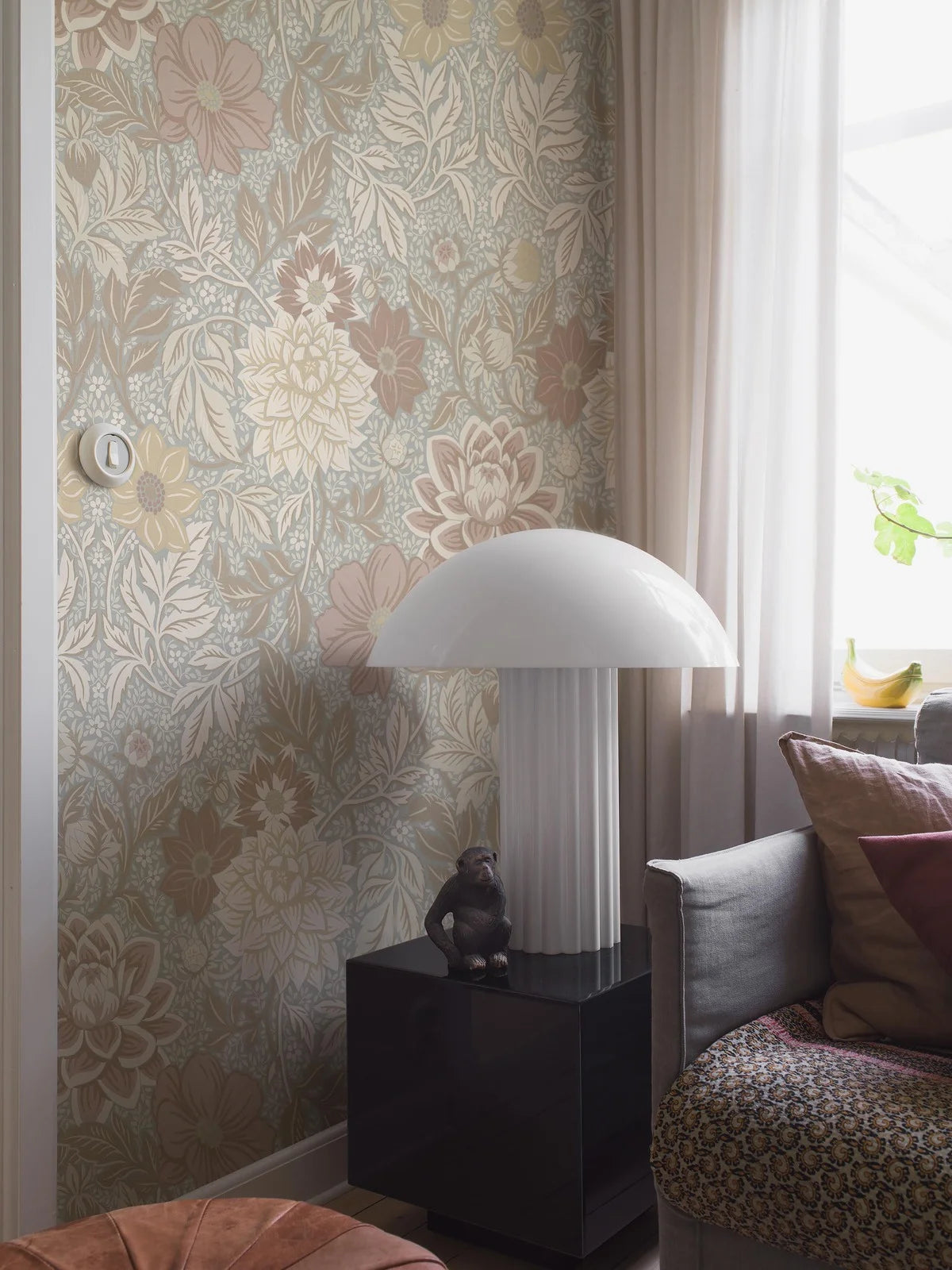 The large-scale Dahlia Garden Grand wallpaper is an enlarged reprint of our modern classic, Dahlia Garden. The hand-painted floral ornament feels warm and harmonious