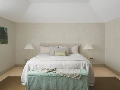 Here you see the delicate floral ornaments of Rosenvinge Grand in a light, neutral palette with white flowers and leafy vines against a light grey-brown background