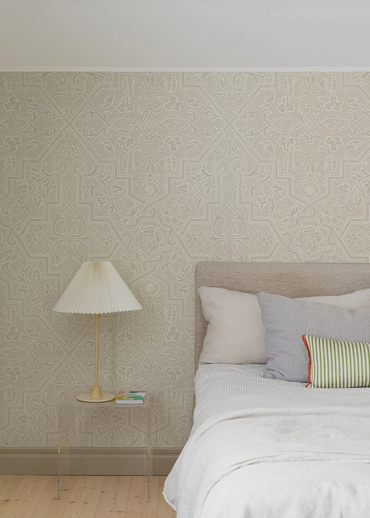 Here you see the delicate floral ornaments of Rosenvinge Grand in a light, neutral palette with white flowers and leafy vines against a light grey-brown background