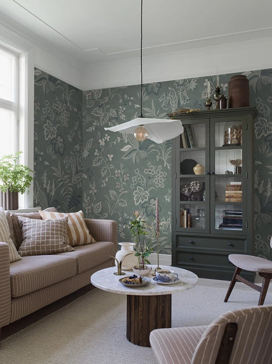 The large-scale digital print captures every nuance of the hand-painted design and gives this 1950s wallpaper a completely new expression.