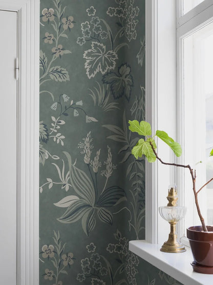 The large-scale digital print captures every nuance of the hand-painted design and gives this 1950s wallpaper a completely new expression.