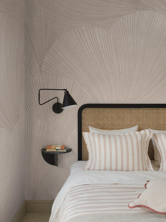  Mirage Grand is a pink, graphic wallpaper in impressive large scale; an enlarged digital print of the Mirage design. 