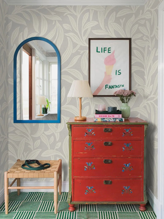 Vintergröna Grand is an enlarged reprint of our popular Vintergröna wallpaper. Its dense foliage winds across the wall, creating a calm, cozy atmosphere in the room.