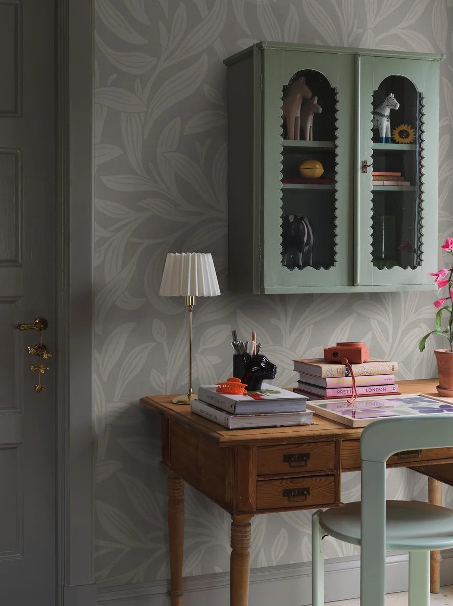 Vintergröna Grand is an enlarged reprint of our popular Vintergröna wallpaper. Its dense foliage winds across the wall, creating a calm, cozy atmosphere in the room.