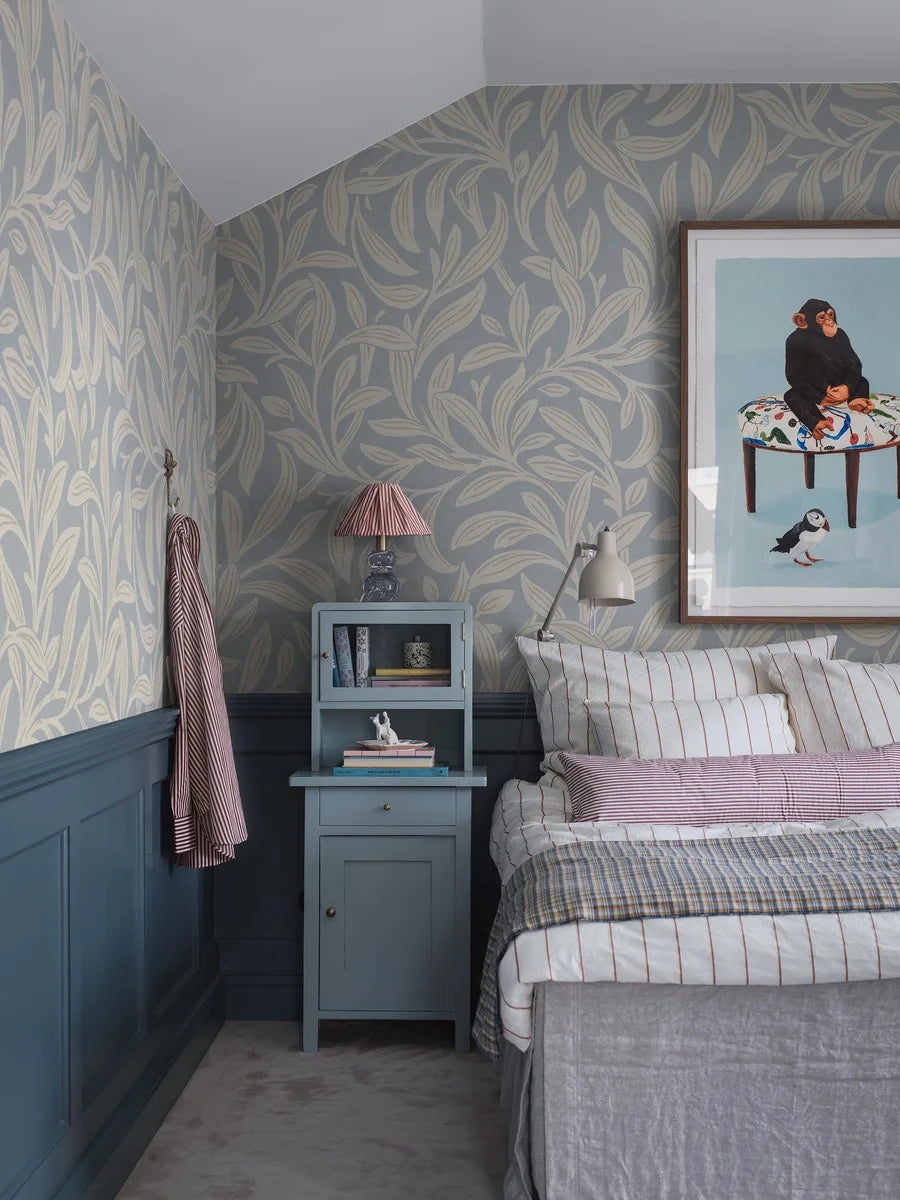 Vintergröna Grand is a timeless wallpaper that brings a lively yet calm and cozy feel to your room. The wallpaper is custom fit to your wall.