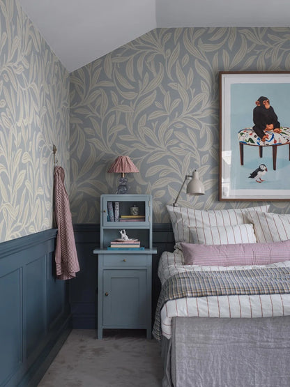 Vintergröna Grand is a timeless wallpaper that brings a lively yet calm and cozy feel to your room. The wallpaper is custom fit to your wall.