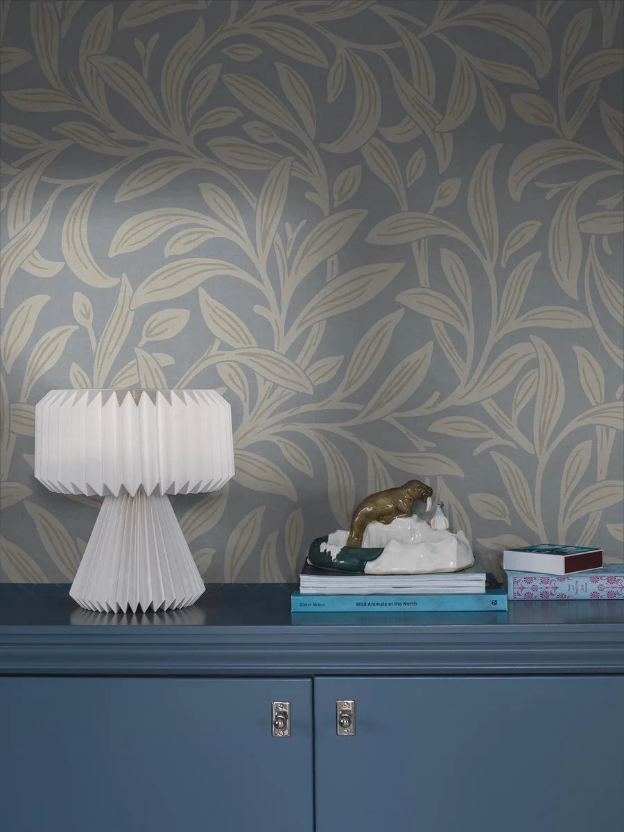 Vintergröna Grand is a timeless wallpaper that brings a lively yet calm and cozy feel to your room. The wallpaper is custom fit to your wall.