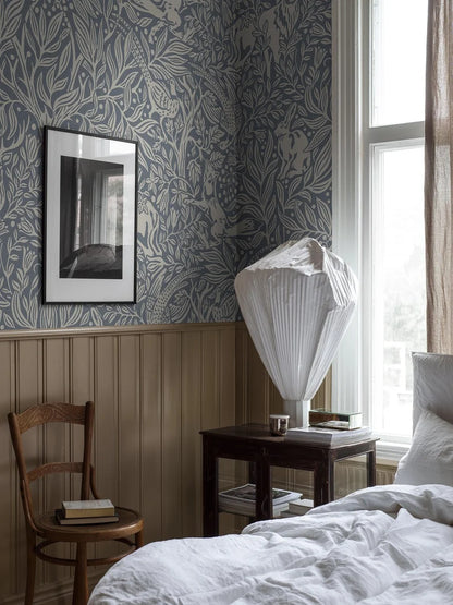 Here, Under the Elder Tree Grand comes in a gray-blue shade with light gray-beige details. The wallpaper is custom fit to your wall.