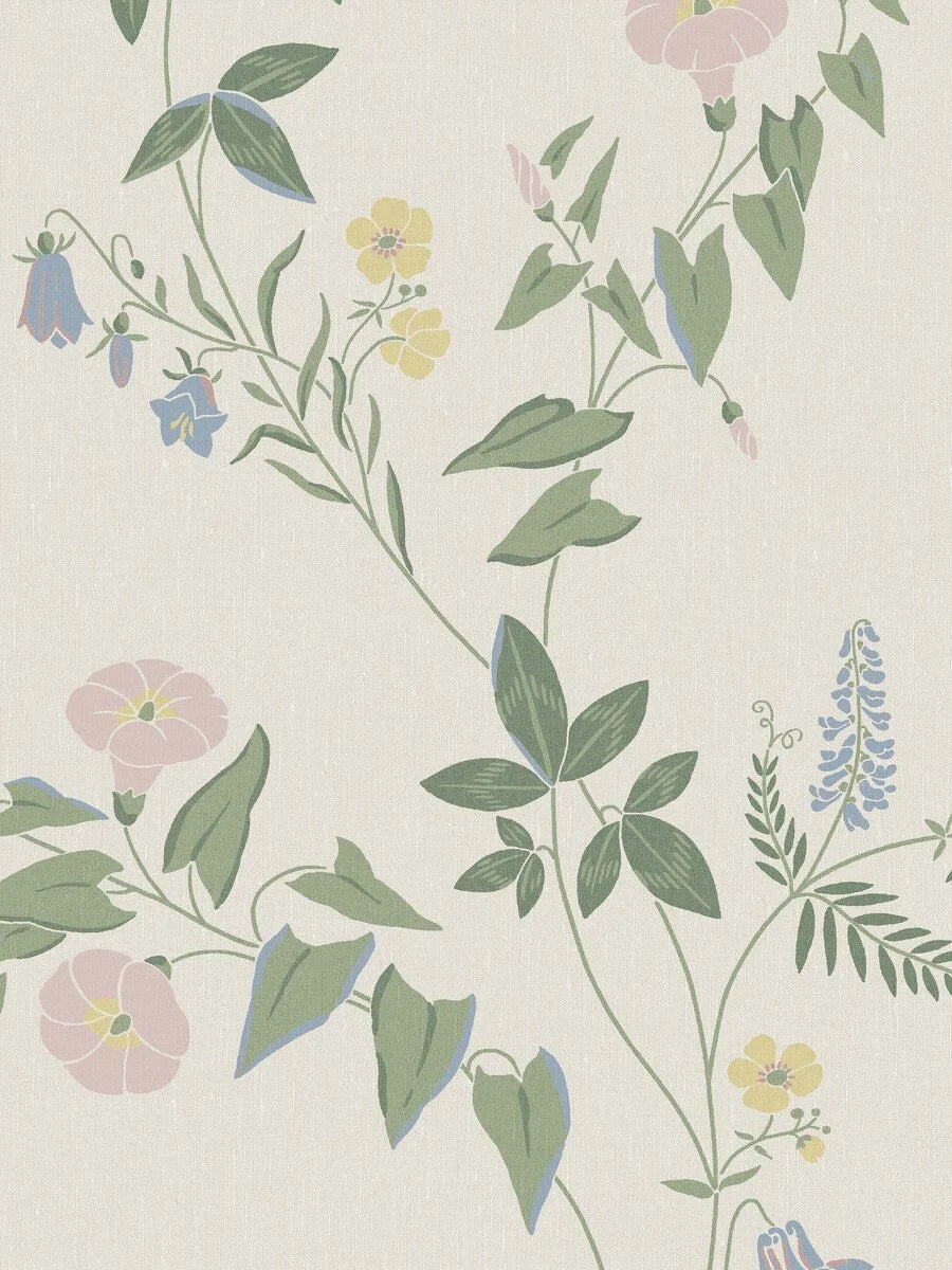 Floral Midsummer Eve Grand climbs toward the ceiling like a summery, delicate wall painting with buttercups, columbines, bellflowers, clover, and other blossoms in a light pastel palette on a cream-white background.