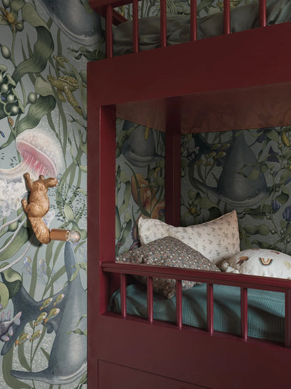  Welcome to the deep sea! The Underwater Magic Grand wallpaper is covered in a large-scale underwater forest of swaying kelp, filled with starfish, jellyfish, turtles, octopuses, and other fascinating creatures. 