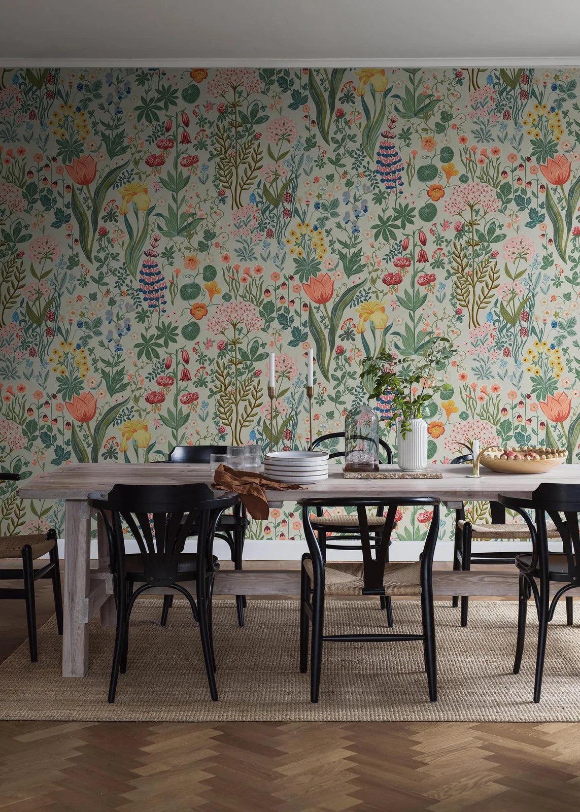 Blomsterhav Grand is an enlarged reprint of Noomi Spange’s floral wallpaper of the same name.