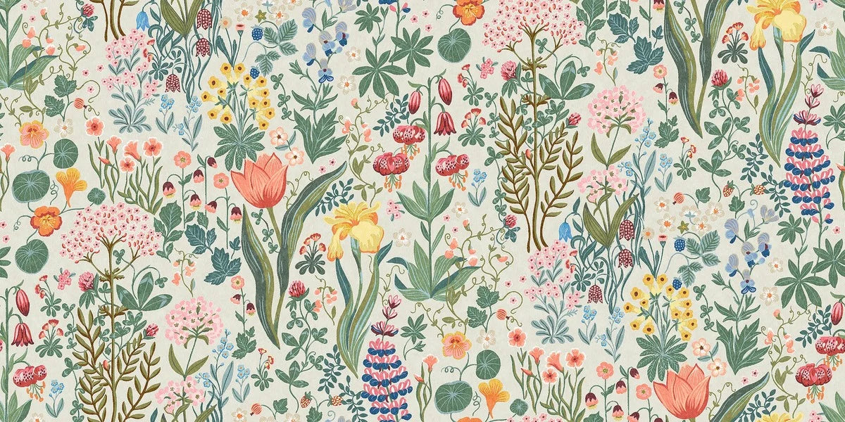 Blomsterhav Grand is an enlarged reprint of Noomi Spange’s floral wallpaper of the same name.