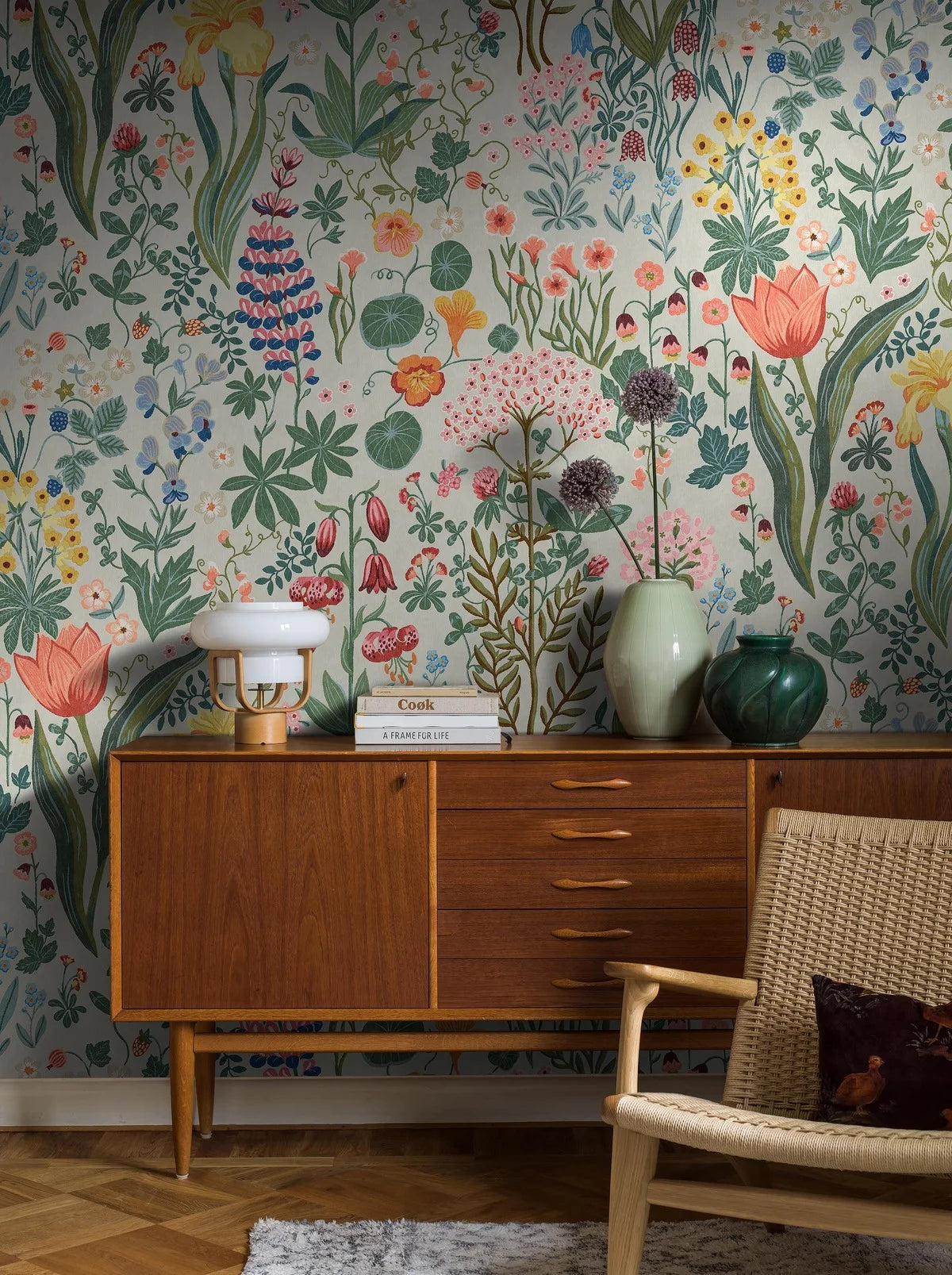 Blomsterhav Grand is an enlarged reprint of Noomi Spange’s floral wallpaper of the same name.